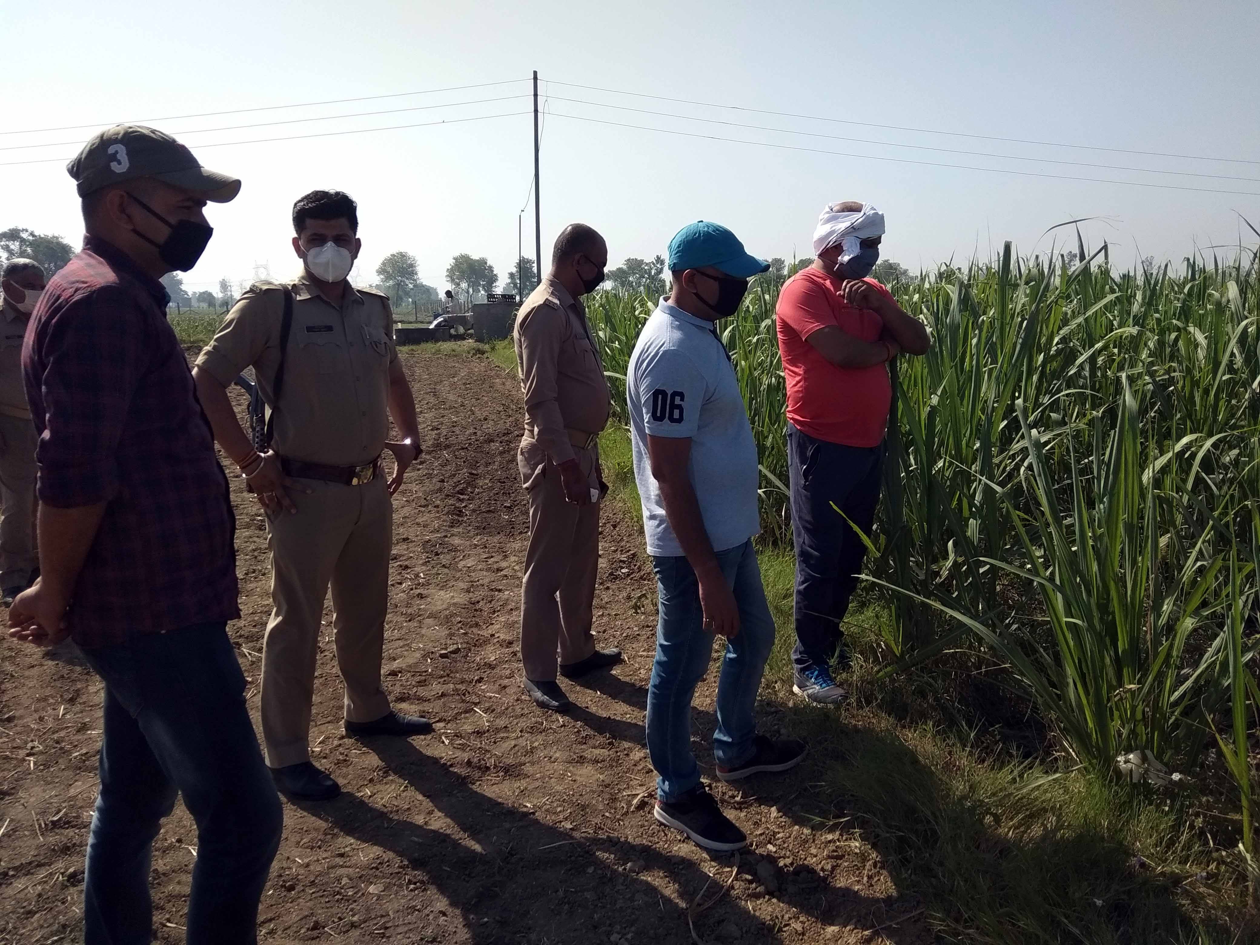 कैराना (शामली) में दो युवतियों के शव मिलने के बाद खेत का निरीक्षण करती पुलिस और डाग स्क्वॉड की टीम। कैराना (शामली) में दो युवतियों के शव मिलने के बाद खेत का निरीक्षण करती पुलिस और डाग स्क्वॉड की टीम।