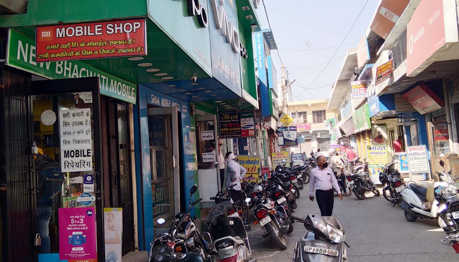 शामली के वर्मा मार्केट स्थित खुली मोबाइलों की दुकानों के बाहर खड़ी बाइक।