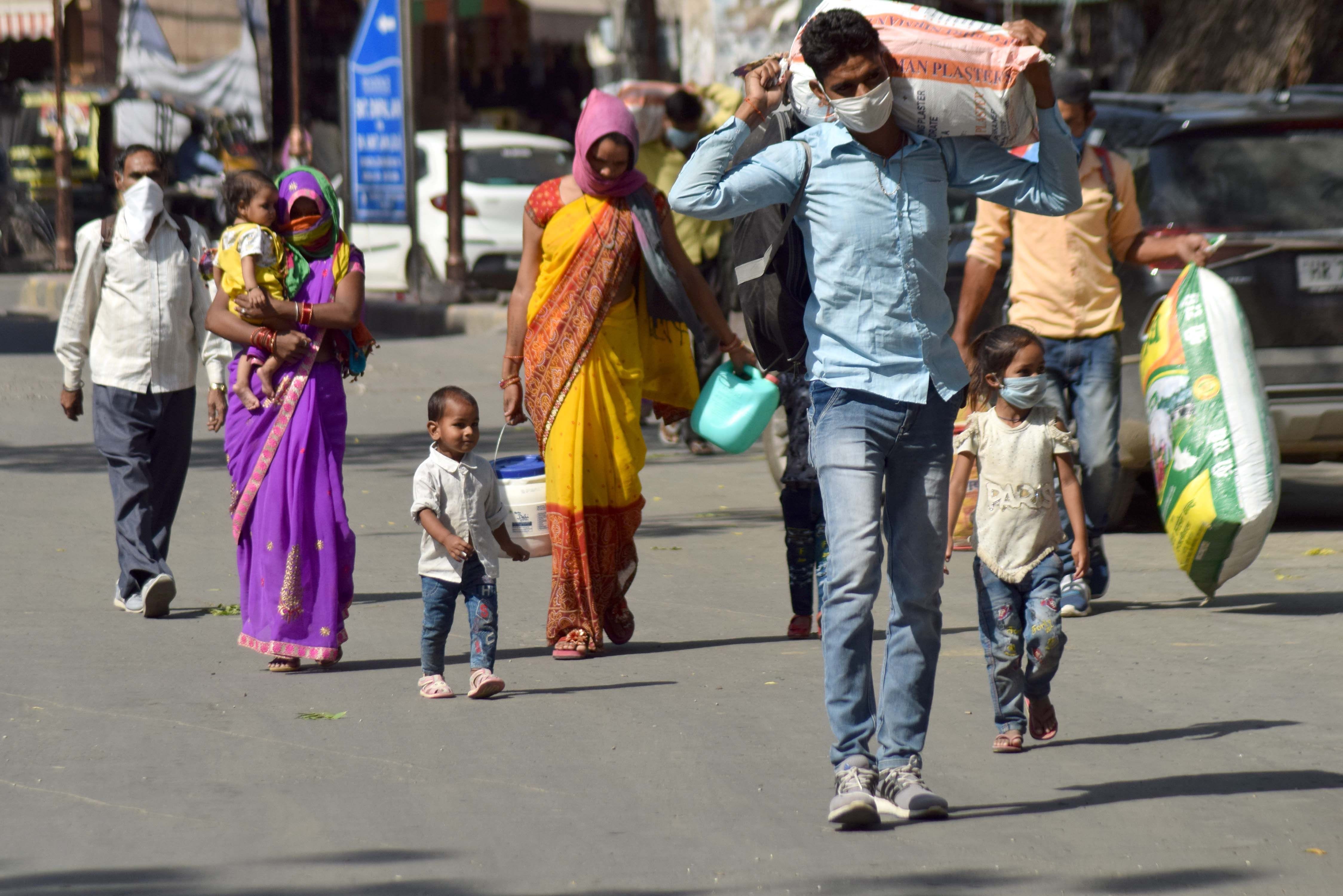 लॉक डाउन में अस्थल बोहर से पैदल चल कर रोहतक रेलवे स्टेशन पर टीकमगढ़ जाने के लिए लगी स्पेशल श्रमिक लॉक डाउन में अस्थल बोहर से पैदल चल कर रोहतक रेलवे स्टेशन पर टीकमगढ़ जाने के लिए लगी स्पेशल श्रमिक