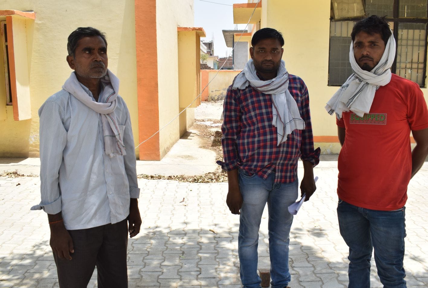22एमएनपी-11-किशनी क्षेत्र में महिला की मौत के बाद पोस्टमार्टम हाउस पर मौजूद परिजन