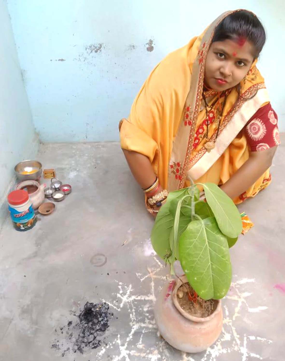 घर में वट सावित्री की पूजा करती सुहागिन घर में वट सावित्री की पूजा करती सुहागिन