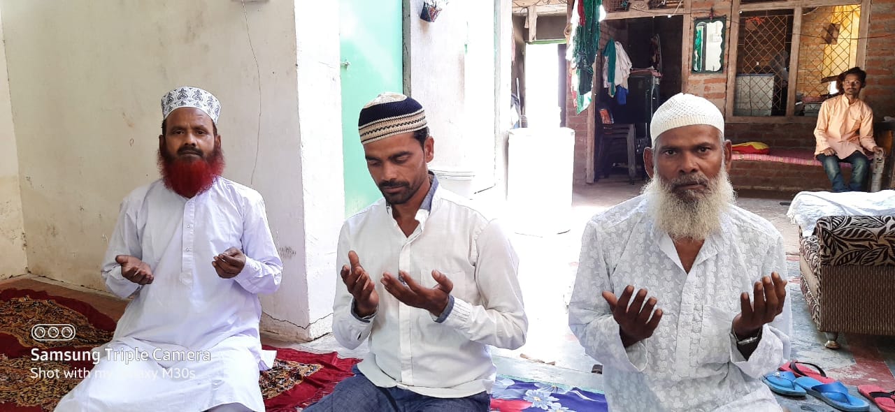 रामपुरा में घर में नमाज अदा करते हाफिज अब्दुल अजीज व शाहिद खान रामपुरा में घर में नमाज अदा करते हाफिज अब्दुल अजीज व शाहिद खान
