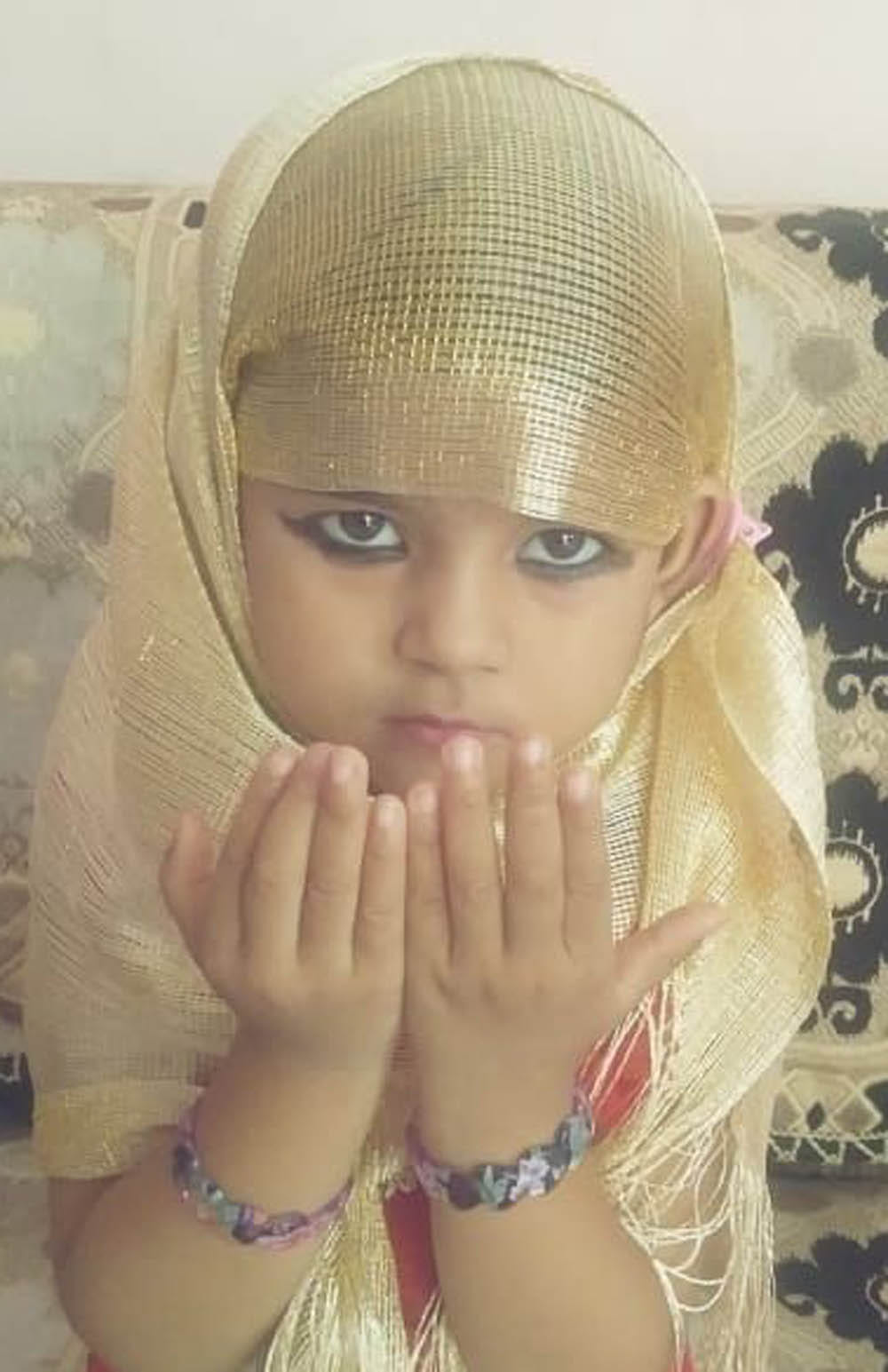 दुआ करती नन्ही बच्ची। दुआ करती नन्ही बच्ची।