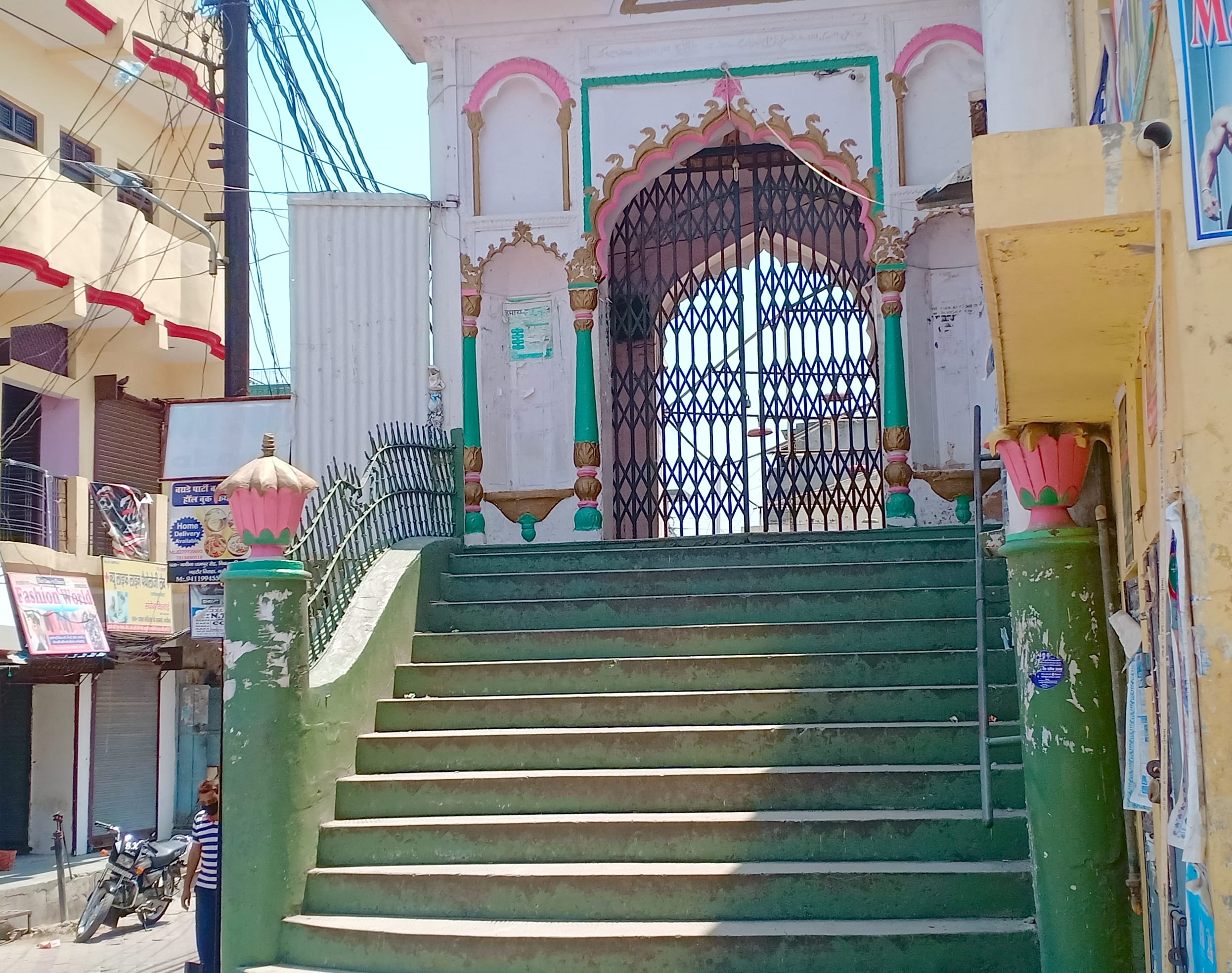 नगीना में अलविदा जुमे की नमाज मुस्लिमों द्वारा घरों पर पढ़ने के कारण जामा मस्जिद का बंद पड़ा गेट। नगीना में अलविदा जुमे की नमाज मुस्लिमों द्वारा घरों पर पढ़ने के कारण जामा मस्जिद का बंद पड़ा गेट।