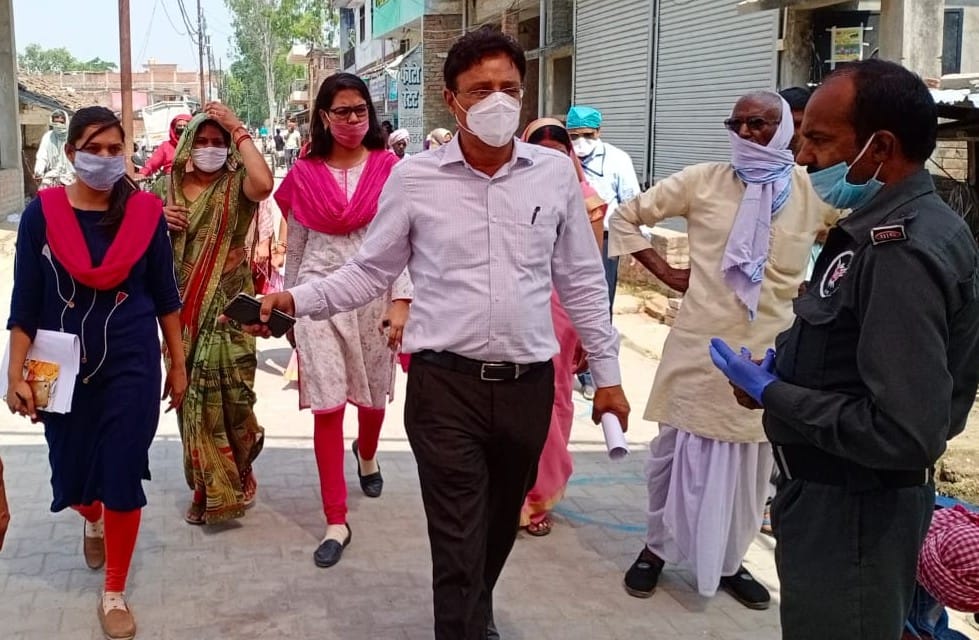 अतरौलिया में होम क्वारंटीन लोगों की जांच करने पहुंचे एसडीएम दिनेश कुमार मिश्र। अतरौलिया में होम क्वारंटीन लोगों की जांच करने पहुंचे एसडीएम दिनेश कुमार मिश्र।