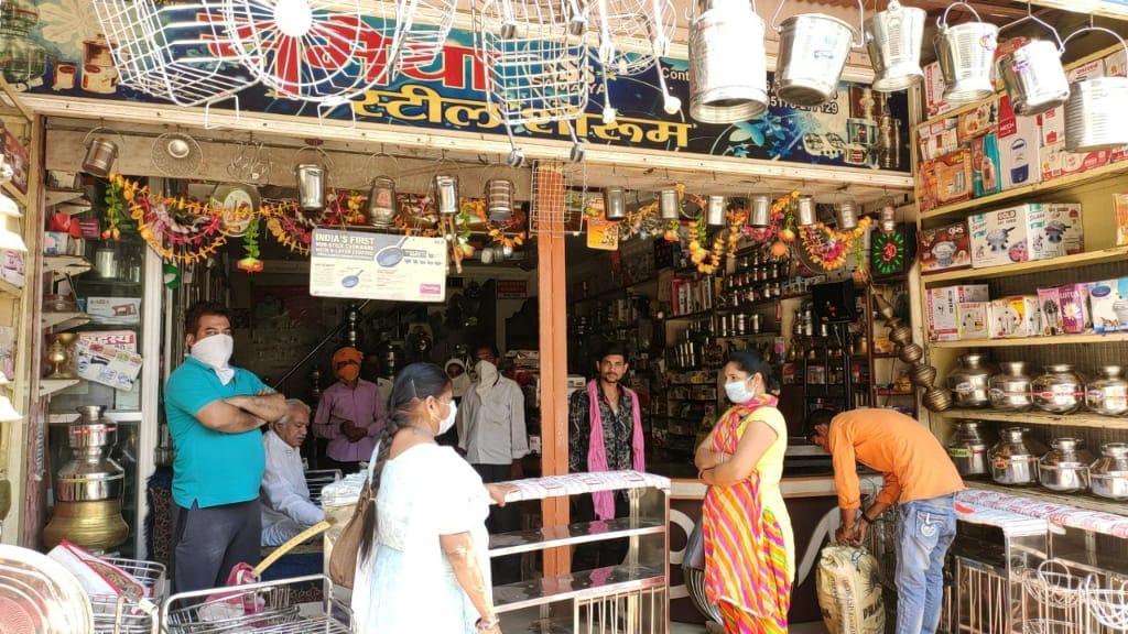 बर्तन की खरीदारी करती महिलाएं व लोग बर्तन की खरीदारी करती महिलाएं व लोग