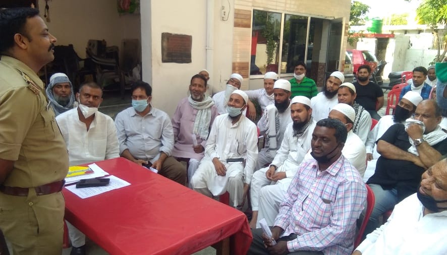 नजीबाबाद के जलालाबाद में अमन कमेटी की बैठक लेते चौकी प्रभारी संजय कुमार। नजीबाबाद के जलालाबाद में अमन कमेटी की बैठक लेते चौकी प्रभारी संजय कुमार।