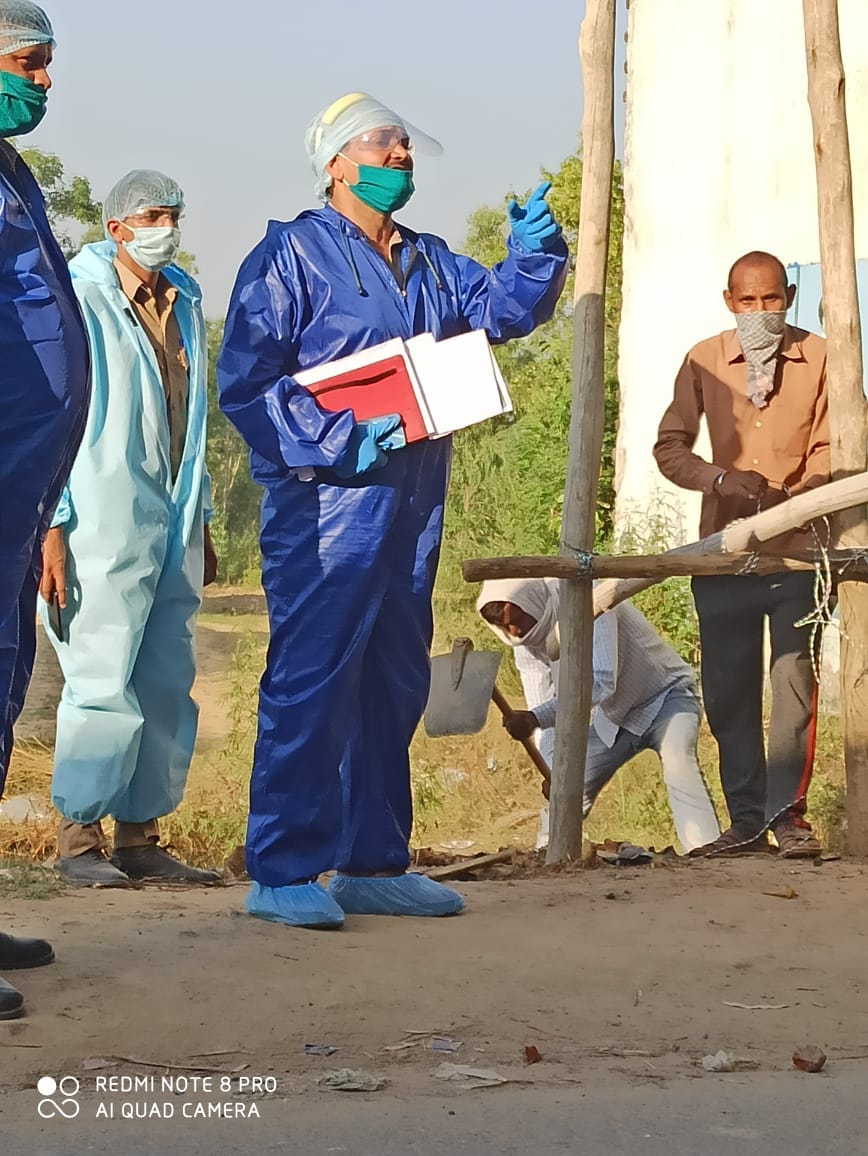 गांव मिरजापुर को बल्ली लगा कर सील कराती पुलिस।
