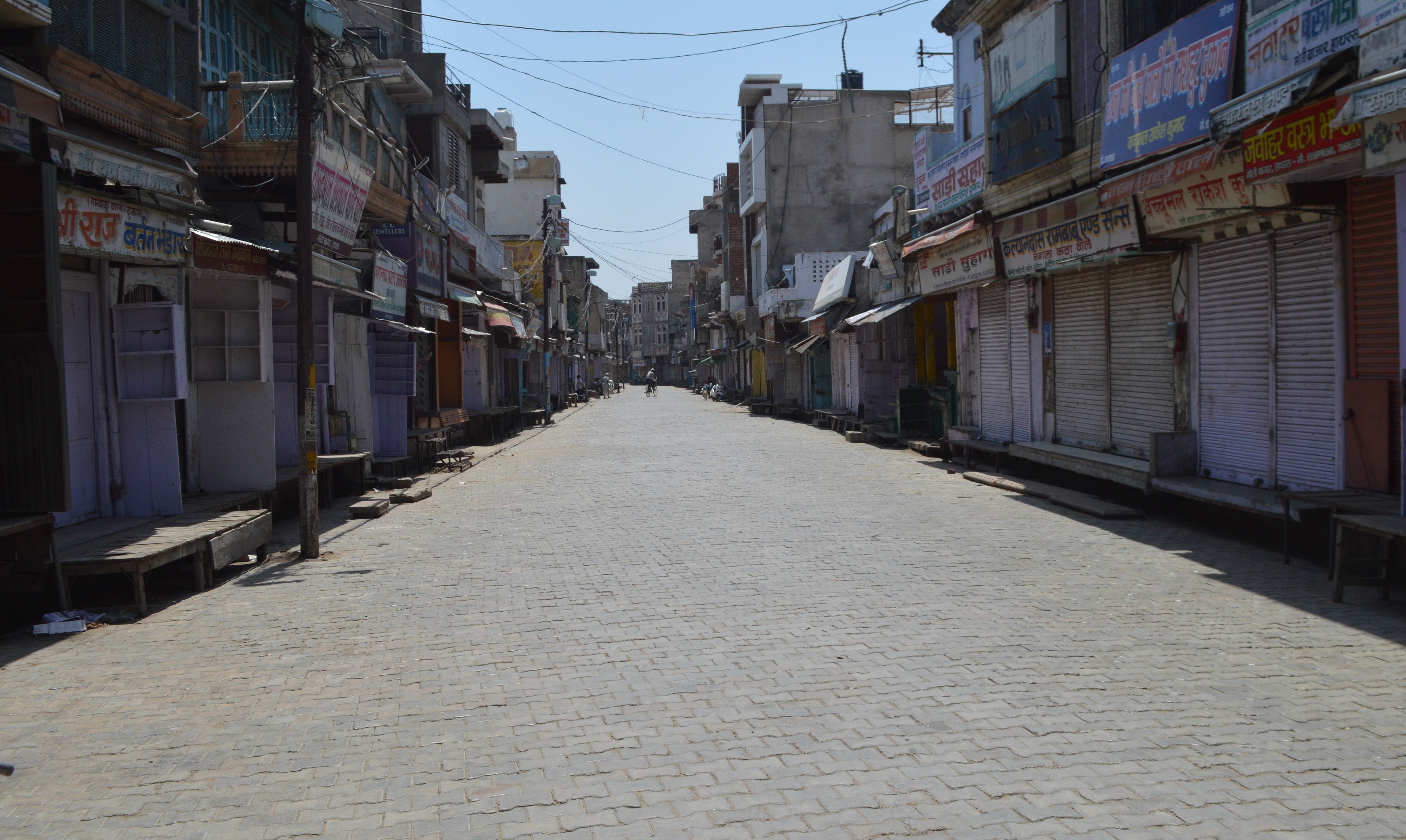हाथरस: शहर के हॉट स्पॉट एरिया पत्थर बाजार में पसरा सन्नाटा। हाथरस: शहर के हॉट स्पॉट एरिया पत्थर बाजार में पसरा सन्नाटा।