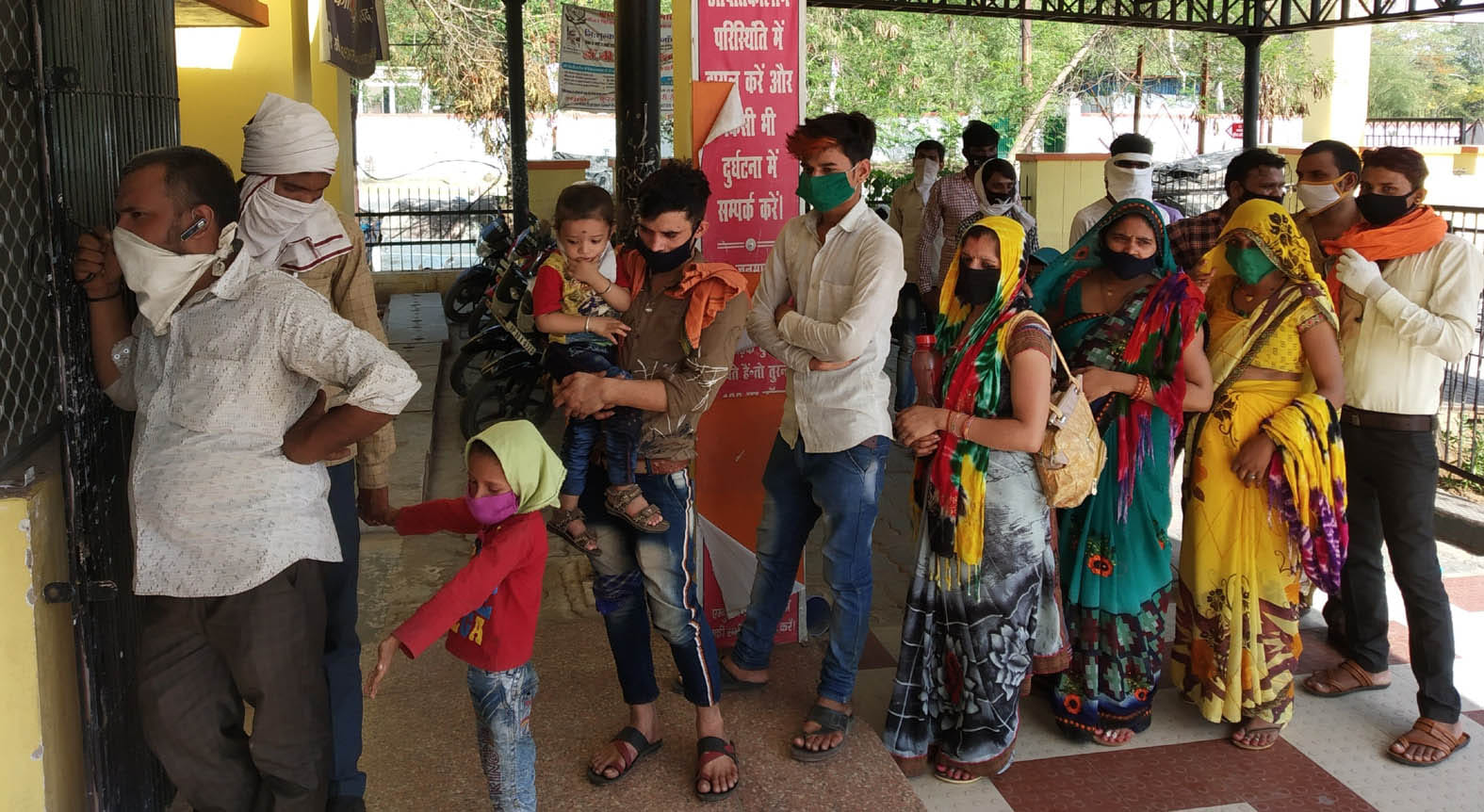 जिला अस्पताल में स्वास्थ्य परीक्षण के लिए लाइन लगाए सूरत से आए प्रवासी मजदूर। जिला अस्पताल में स्वास्थ्य परीक्षण के लिए लाइन लगाए सूरत से आए प्रवासी मजदूर।