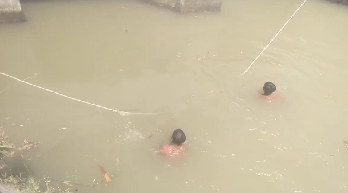 गांव रोहणा से गुजरने वाली एनसीआर वाटर चैनल नहर में लापता प्रवीन को ढूंढ़ते ग्रामीण। गांव रोहणा से गुजरने वाली एनसीआर वाटर चैनल नहर में लापता प्रवीन को ढूंढ़ते ग्रामीण।