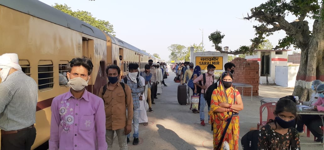 सरायमीर रेलवे स्टेशन पर श्रमिक स्पेशल से पहुंचे प्रवासी।