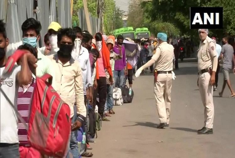 लाजपत नगर पुलिस स्टेशन के बाहर लगी श्रमिकों की लाइन