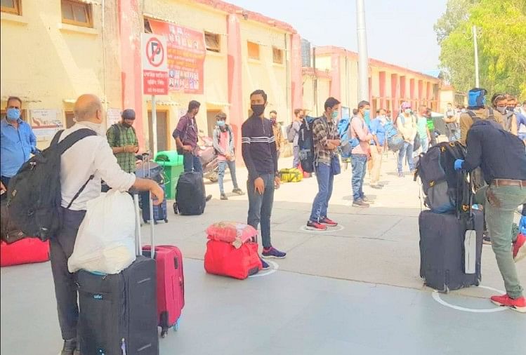 रेलवे स्टेशन पर सोशल डिस्टेंसिंग का पूरा पालन होगा
