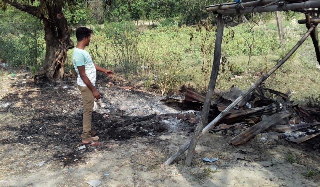 दीदारगंज थाना के महुवारा खुर्द बाजार में आग लगने से राख गुमटी को दिखाता युवक। दीदारगंज थाना के महुवारा खुर्द बाजार में आग लगने से राख गुमटी को दिखाता युवक।