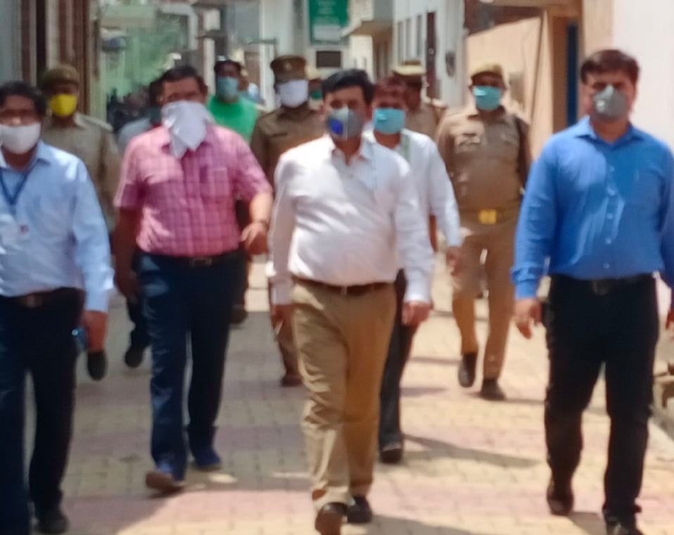 भोपा में निरीक्षण करते नोडल अधिकारी।