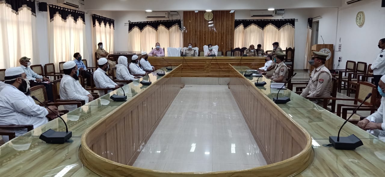 शामली कलेक्ट्रेट में ईद की तैयारियों के मद्देनजर मुस्लिम धर्मगुरुओं के साथ बैठक करते डीएम और एस?