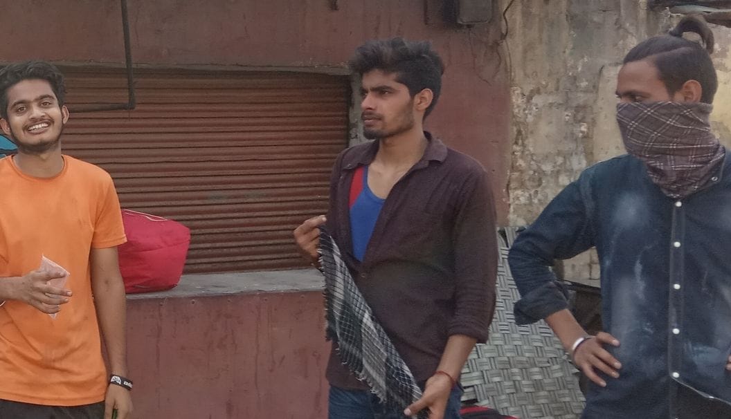 श्रमिक स्पेशल...बस नहीं मिलने से स्टेशन के बाहर खड़े रुद्रप्रयाग के युवक।