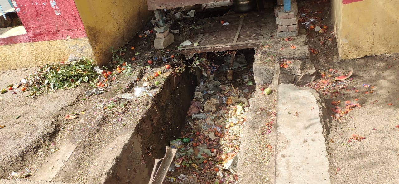 गल्ला मंडी की नालियों में भरी पड़ी गंदगी