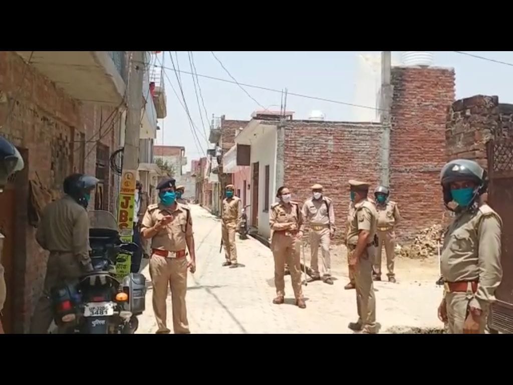 फोटो23एयूआरपी 11- निझाई चौकी इंचार्ज प्रदीप अवस्थी को निर्देश जारी करतीं एसपी फोटो23एयूआरपी 11- निझाई चौकी इंचार्ज प्रदीप अवस्थी को निर्देश जारी करतीं एसपी