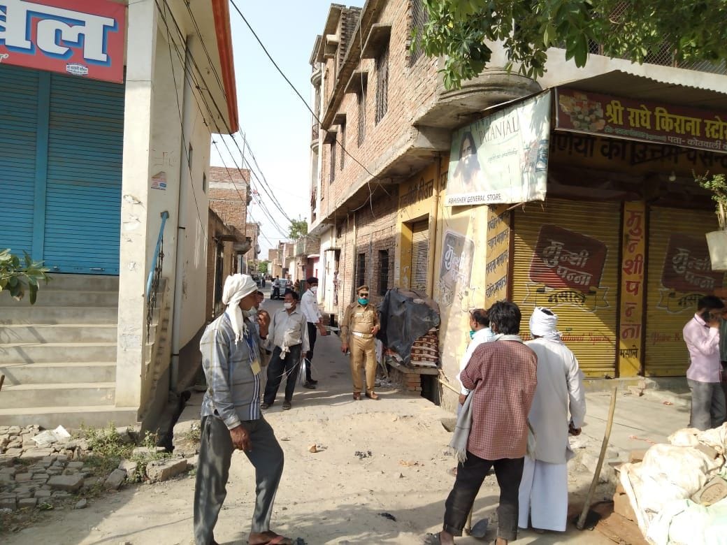 फोटो23एयूआरपी 14- बेरीकेटिंग लगाते नगर पालिका परिषद के कर्मचारी व मौजूद टीएसआई एसके तिवारी फोटो23एयूआरपी 14- बेरीकेटिंग लगाते नगर पालिका परिषद के कर्मचारी व मौजूद टीएसआई एसके तिवारी