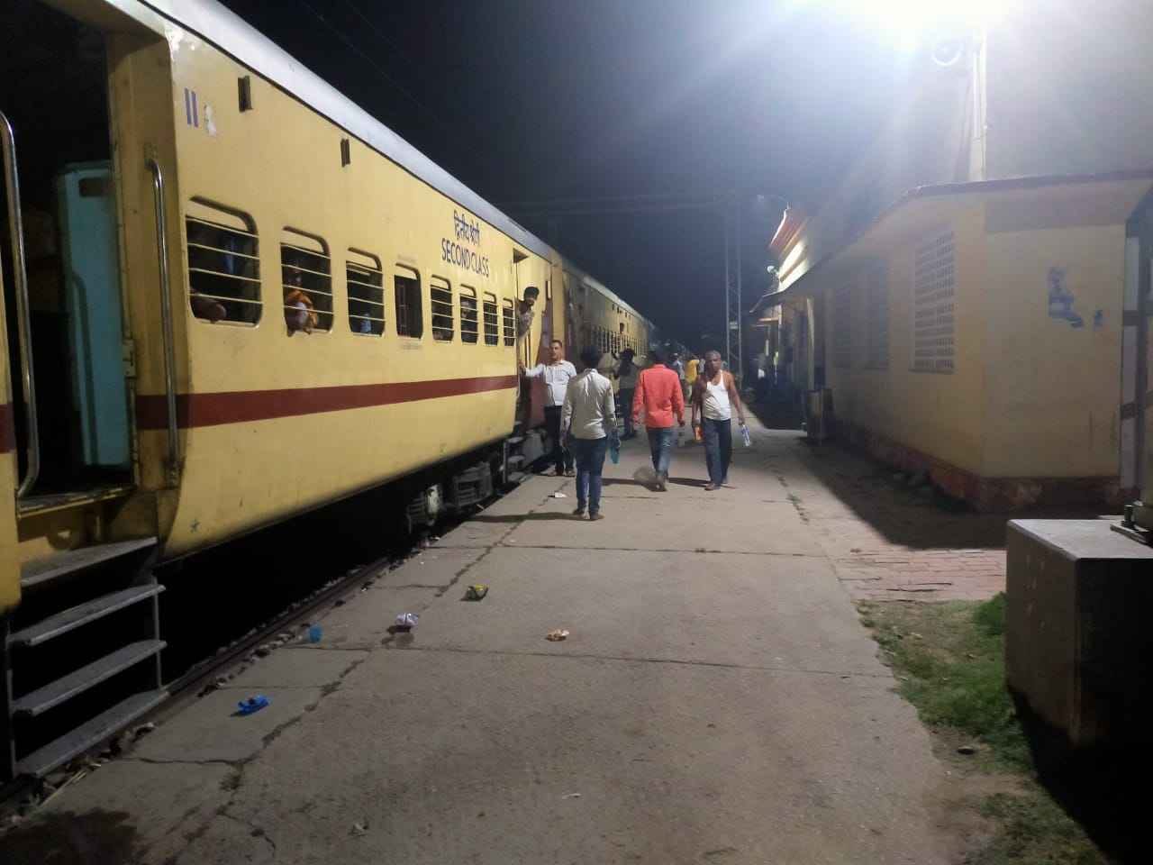 फोटो 23एयूआरपी02- कंचौसी स्टेशन पर खड़ी श्रमिक स्पेशल ट्रेन