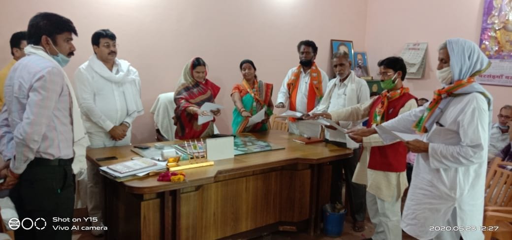 फोटो 23एयूआरपी04- नगर पालिका परिषद में नामित सभासदों को शपथ ग्रहण करातीं पालिकाध्यक्ष गायत्री देव? फोटो 23एयूआरपी04- नगर पालिका परिषद में नामित सभासदों को शपथ ग्रहण करातीं पालिकाध्यक्ष गायत्री देव?