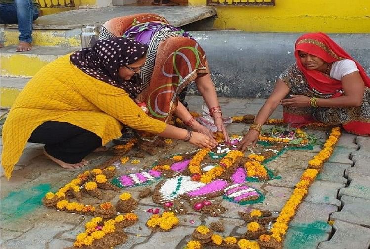 Govardhan Puja 2020: गोवर्धन पूजा आज, इस विधि से बनाएं अन्नकूट, लगाएं 56 भोग गोवर्धन पूजा करतीं महिलाएं