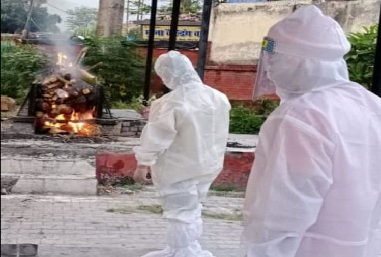 Coronavirus Live Update Up: Seven People Attending Funeral Of Corona  Infected Woman Turned Out Positive - Coronavirus In Up: कोरोना संक्रमित  महिला के अंतिम संस्कार में शामिल हुए सात लोग निकले ...