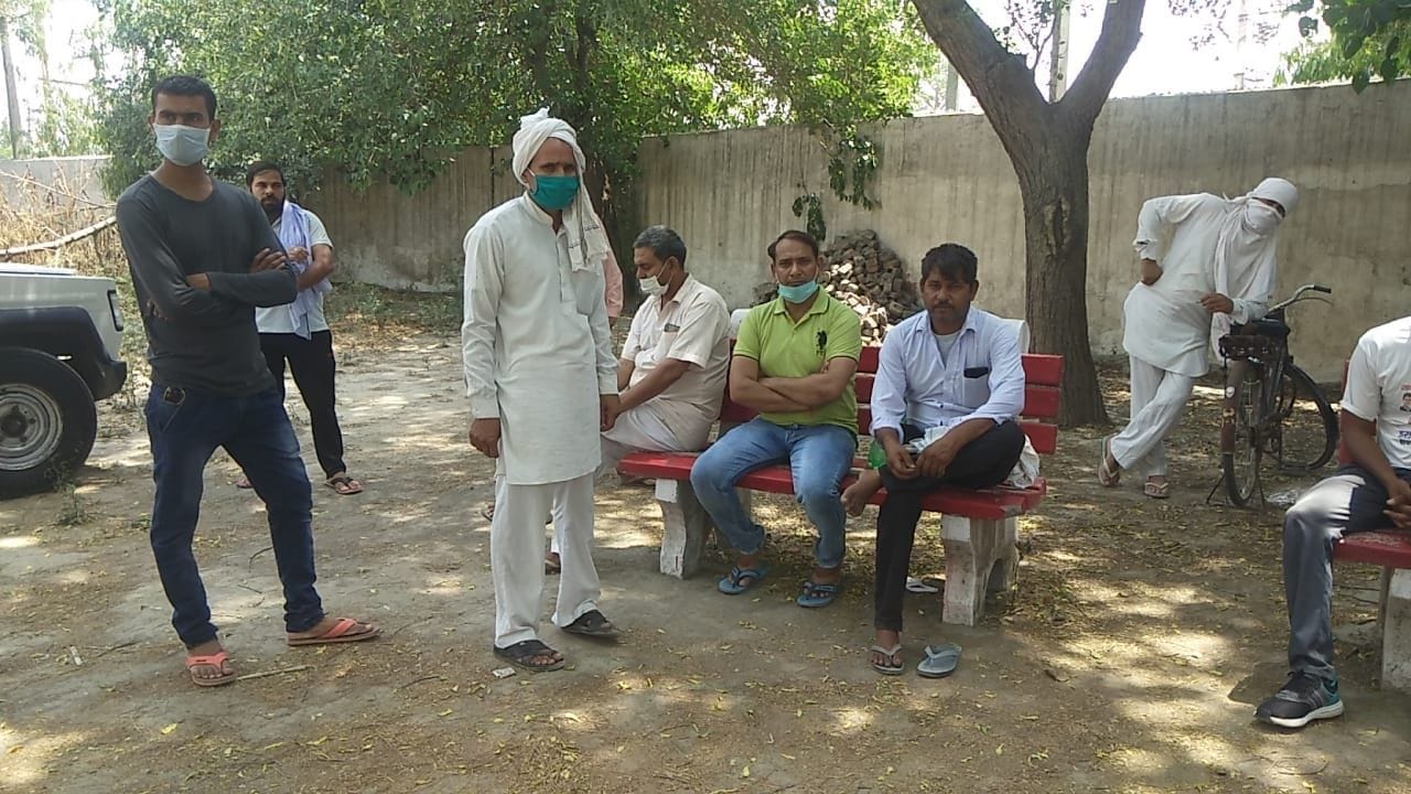 कुराड़ रोड पर युवक की हत्या के बाद सामान्य अस्पताल में शव लेने पहुंचे परिजन।
