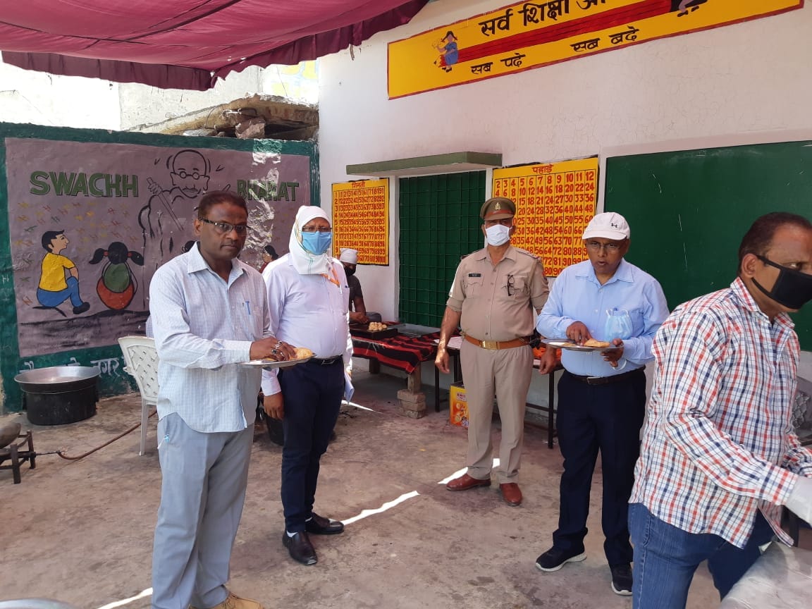 सरसावा में नगर पालिका की अन्नपूर्णा रसोई में बने भोजन को खा कर उसकी गुणवत्ता परखते नोडल अधिकारी अ सरसावा में नगर पालिका की अन्नपूर्णा रसोई में बने भोजन को खा कर उसकी गुणवत्ता परखते नोडल अधिकारी अ