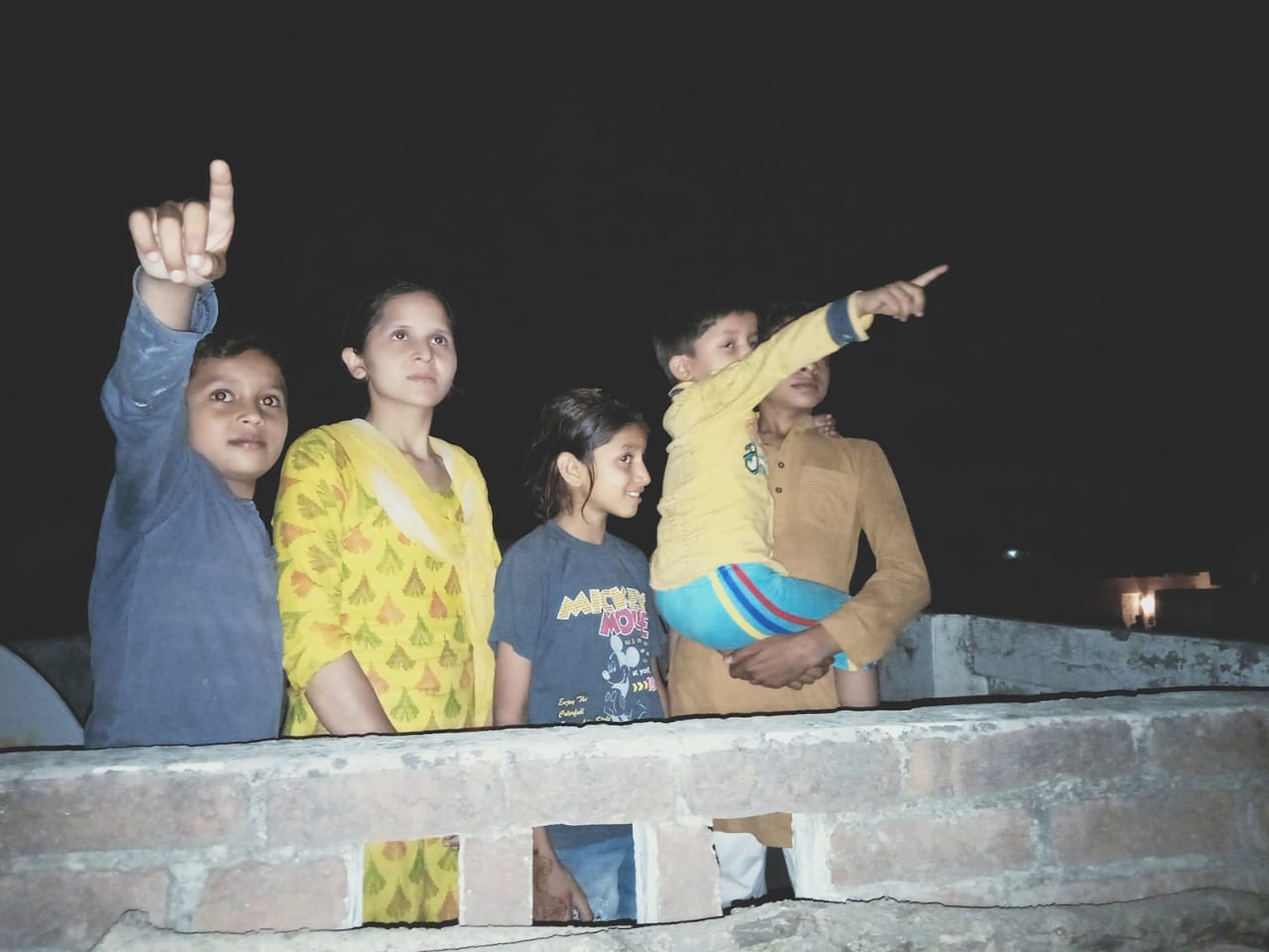 कांधला क्षेत्र के गांव आल्दी में छत से ईद का चांद देखते एक परिवार के सदस्य। कांधला क्षेत्र के गांव आल्दी में छत से ईद का चांद देखते एक परिवार के सदस्य।