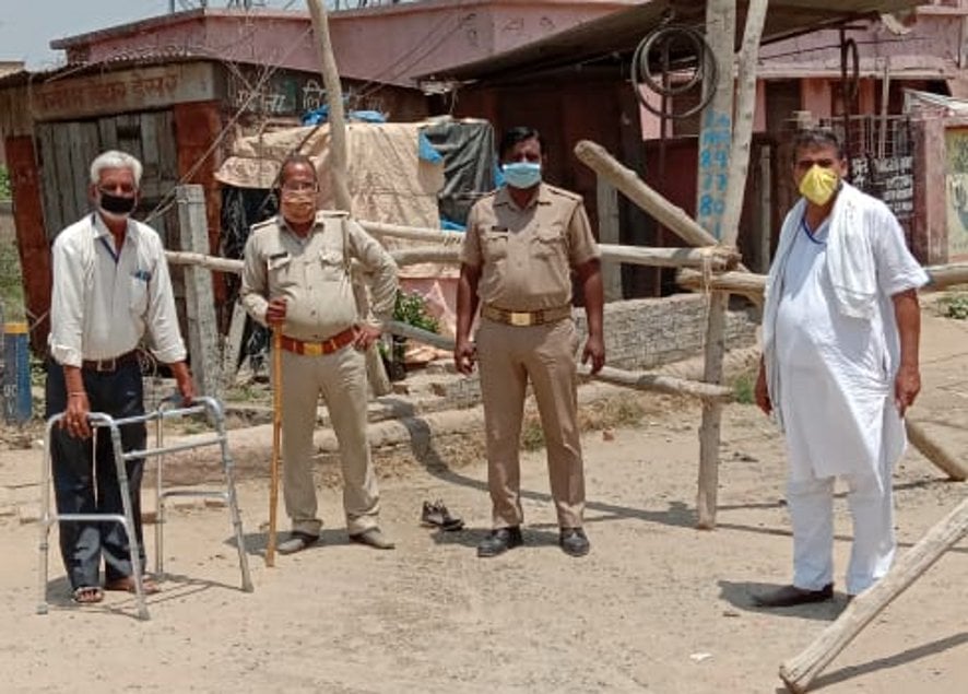 मंडावली में हॉट स्पॉट क्षेत्र को सील कराते राजस्व कर्मचारी। मंडावली में हॉट स्पॉट क्षेत्र को सील कराते राजस्व कर्मचारी।