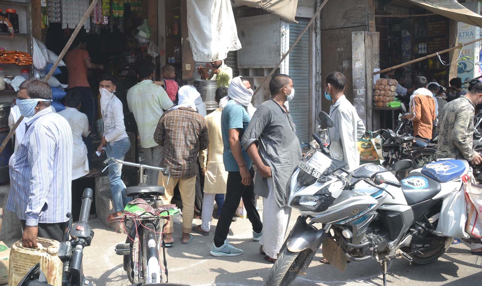 शामली के दिल्ली रोड पर किरयाना की दुकान पर लगी लोगों की भीड़। शामली के दिल्ली रोड पर किरयाना की दुकान पर लगी लोगों की भीड़।