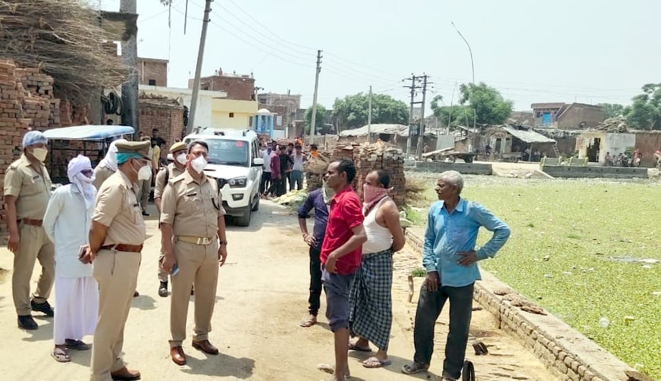 नहटौर के गांव मुकर्रमपुर में तालाब में अवैध पशु कटान के बाद अवशेष फेंकने के मामले में जानकारी लेत नहटौर के गांव मुकर्रमपुर में तालाब में अवैध पशु कटान के बाद अवशेष फेंकने के मामले में जानकारी लेत