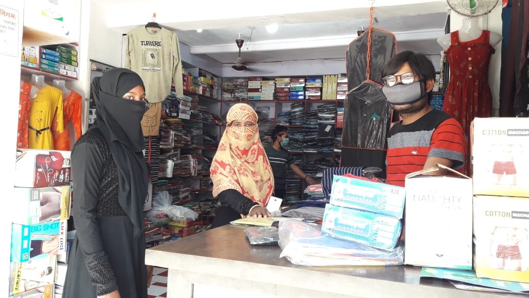 कदौरा में कपड़ों की दुकान पर खरीदारी करती महिलाएं। कदौरा में कपड़ों की दुकान पर खरीदारी करती महिलाएं।