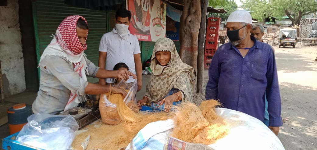 उरई में ठेले से सिंवई खरीदते लोग। उरई में ठेले से सिंवई खरीदते लोग।