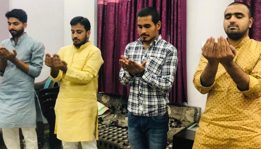 सिखेड़ा के गांव भिक्की में अपने घर के अंदर ईद की नमाज पढ़ते मुस्लिम समाज के लोग। सिखेड़ा के गांव भिक्की में अपने घर के अंदर ईद की नमाज पढ़ते मुस्लिम समाज के लोग।