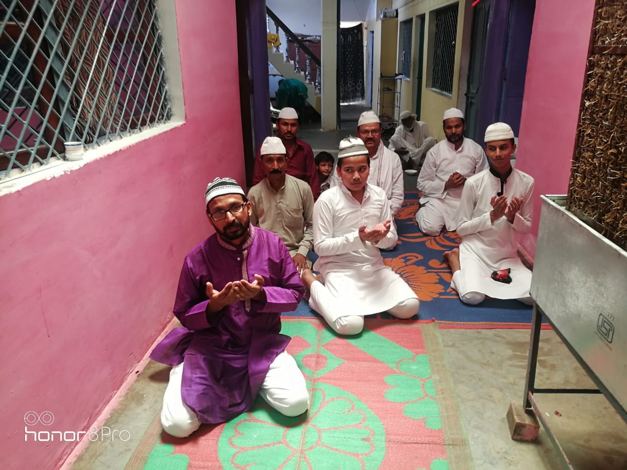 कैप्सन - घर में नमाज अदा करते मुस्लिम समाज के लोग