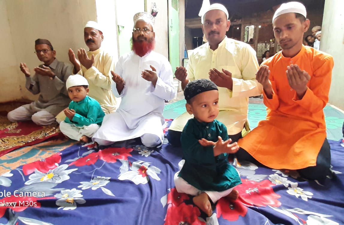 रामपुरा में घरों में नमाज अदा करते लोग रामपुरा में घरों में नमाज अदा करते लोग