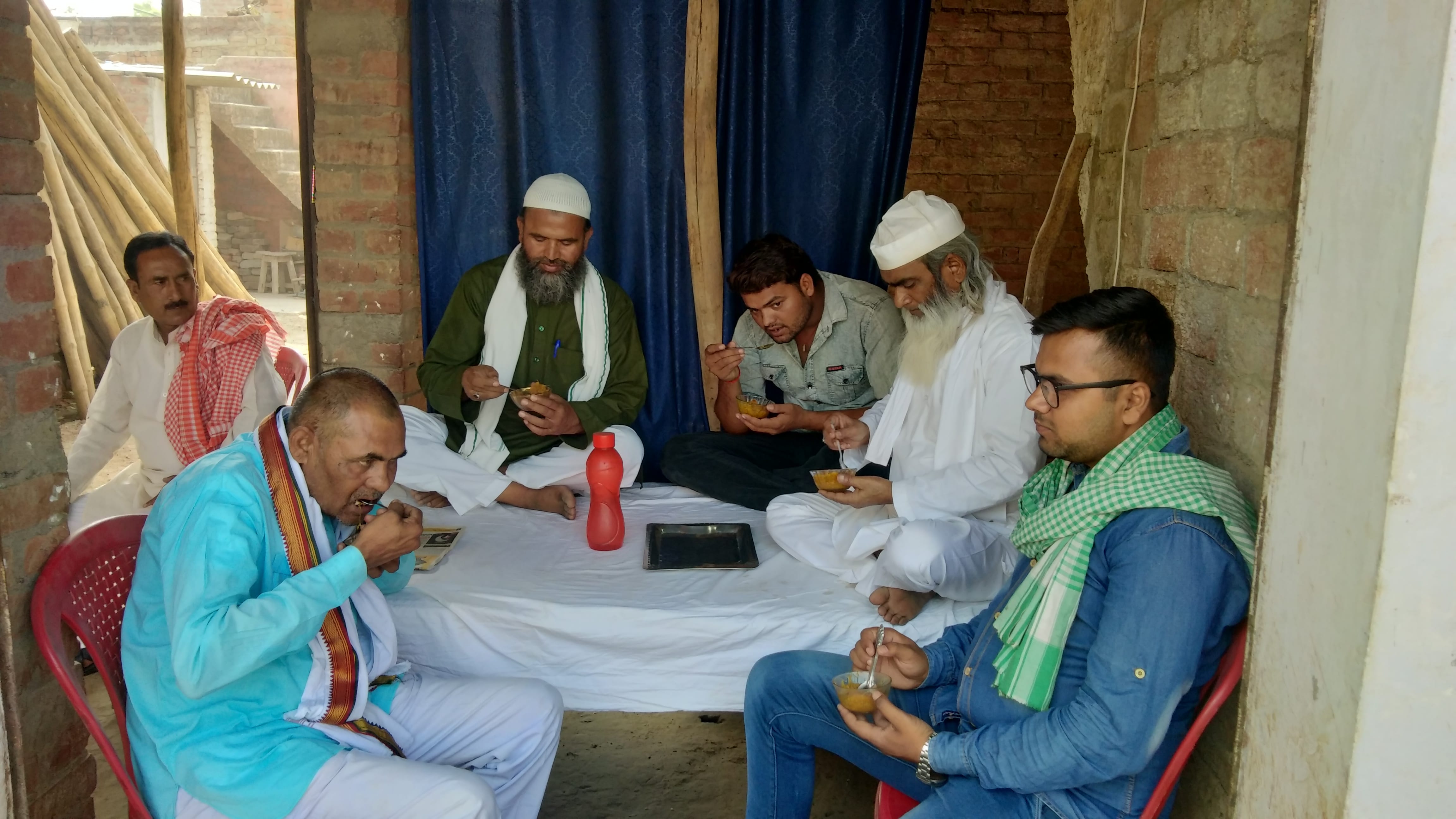 मोहम्मदाबाद में रिसालत बाबा के आवास पर सिव ई खाते हिंदू भाई मोहम्मदाबाद में रिसालत बाबा के आवास पर सिव ई खाते हिंदू भाई