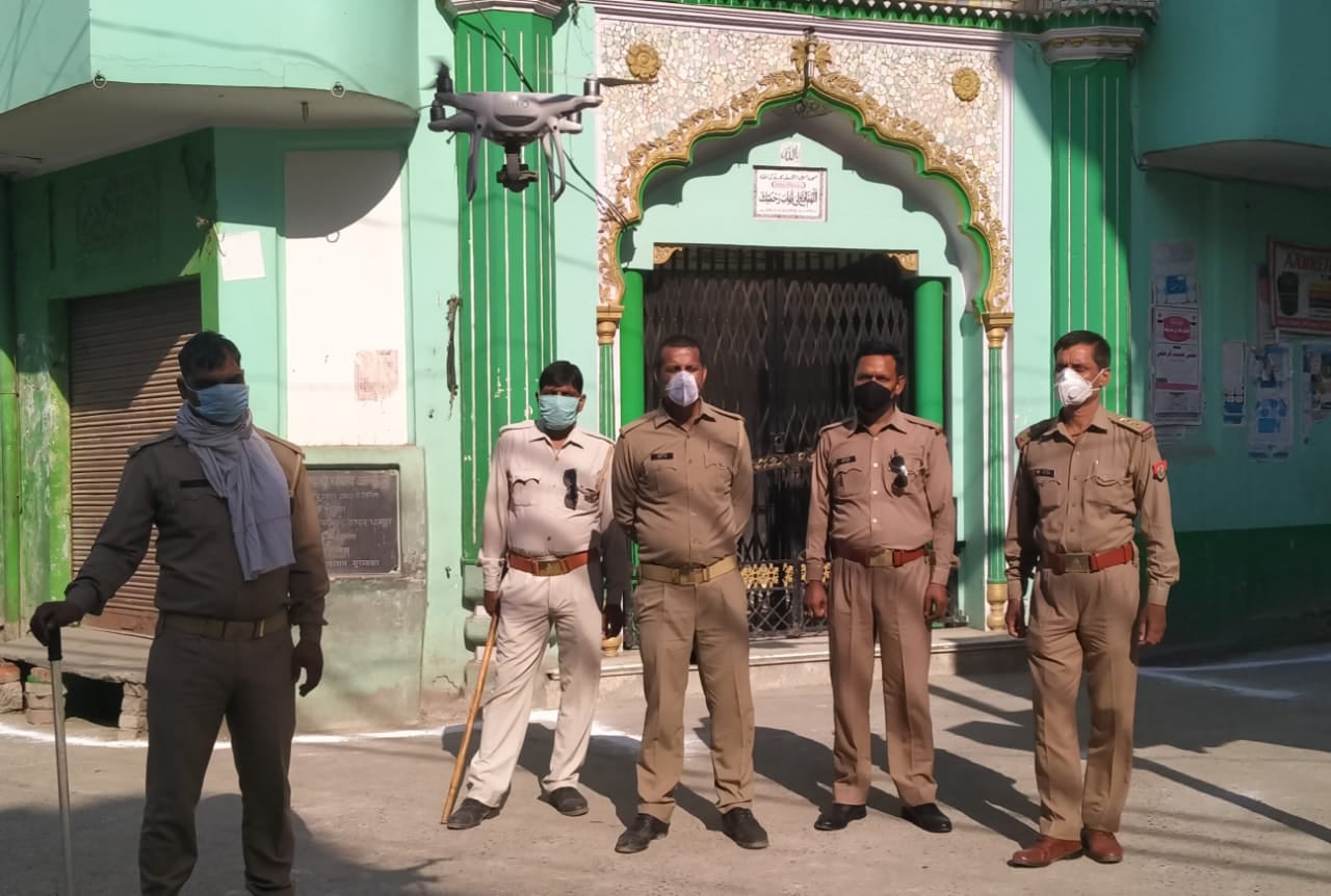 धामपुर में मस्जिद के बाहर तैनात पुलिस बल।