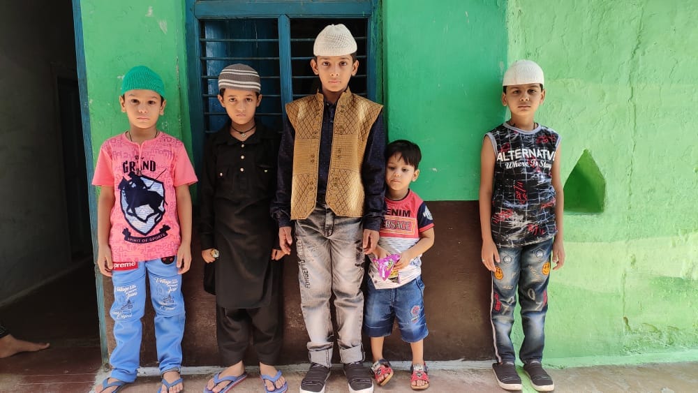 शहर के चौकीपुरा में घर के सामने खड़े बच्चे शहर के चौकीपुरा में घर के सामने खड़े बच्चे