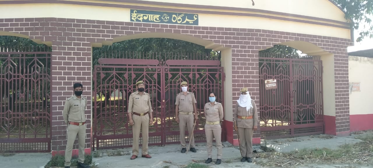 धामपुर में हाईवे 74 स्थित ईदगाह के बाहर तैनात पुलिस बल।