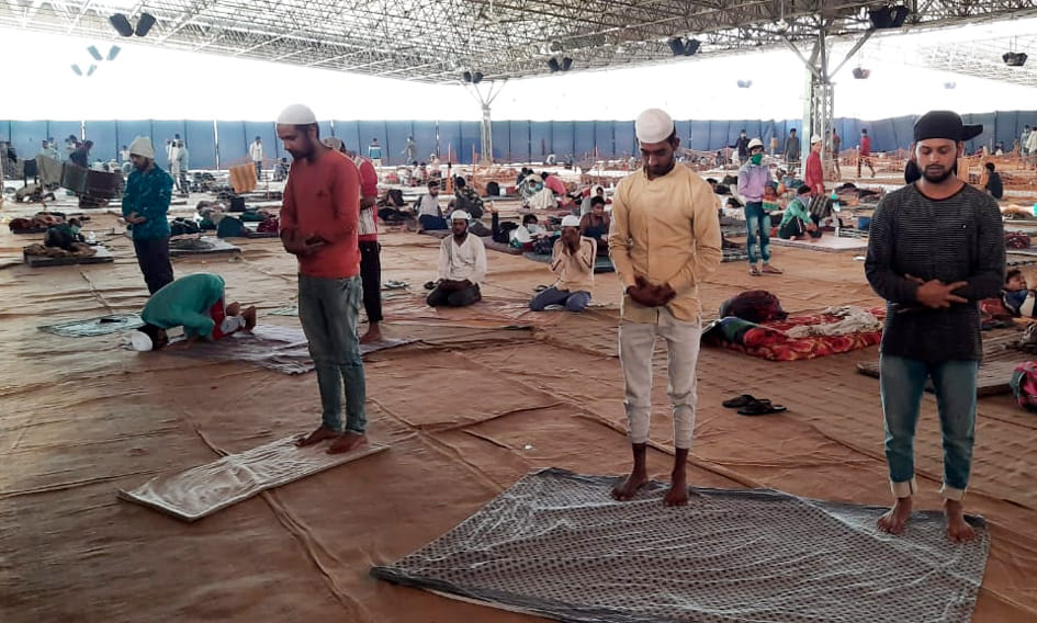 सरसावा स्थित राधा स्वामी सत्संग भवन मेजर सेंटर पर ईद की नमाज अदा करते मुस्लिम समाज के लोग