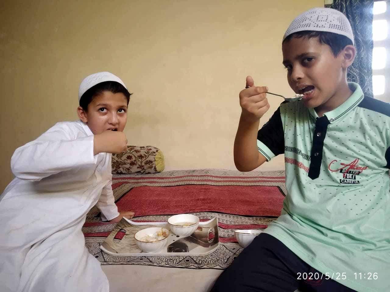 कैराना में ईद पर सीर का आन्नद लेते बच्चे कैराना में ईद पर सीर का आन्नद लेते बच्चे