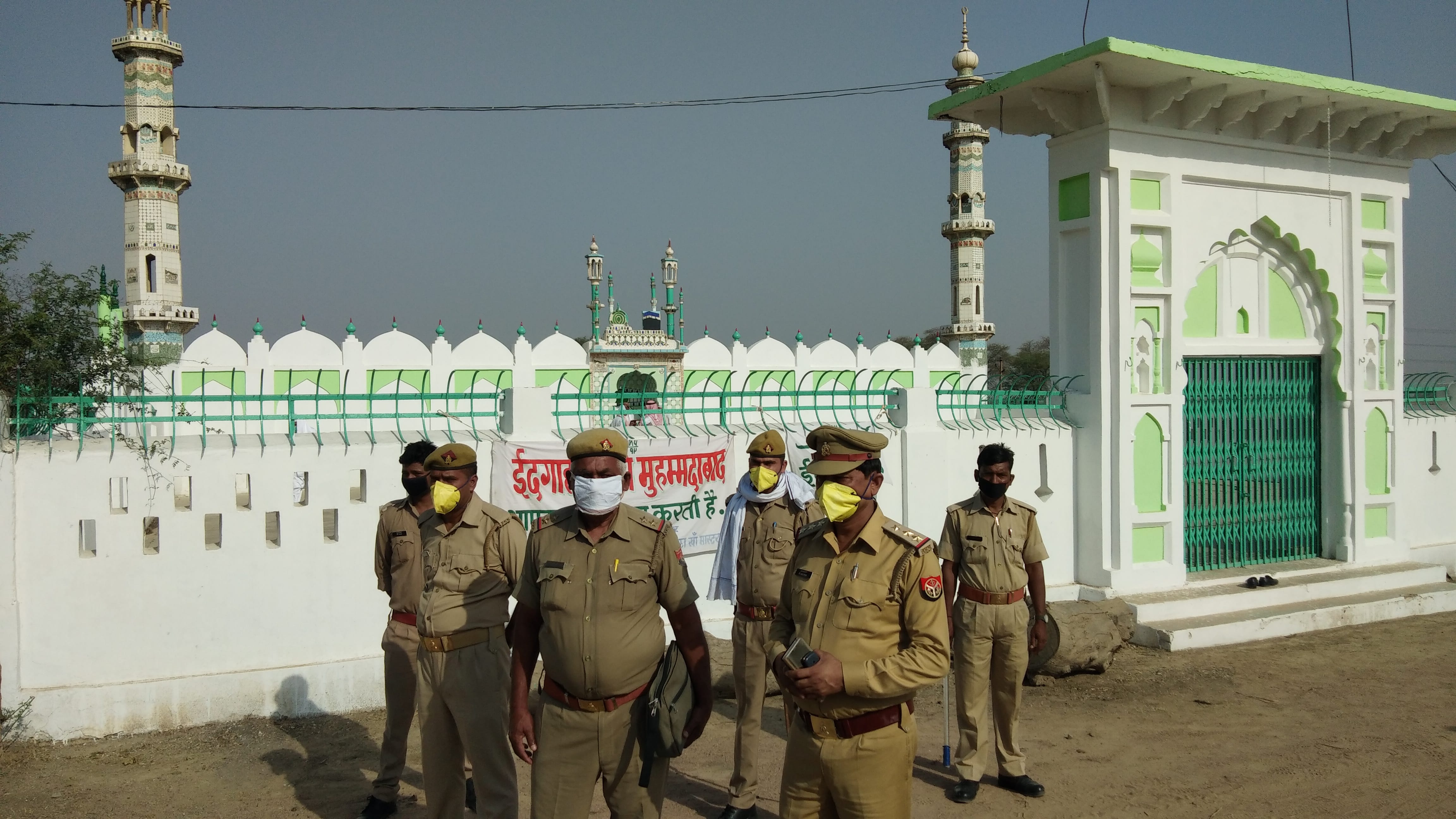 ईदगाह के बाहर तैनात पुलिस फोर्स ईदगाह के बाहर तैनात पुलिस फोर्स