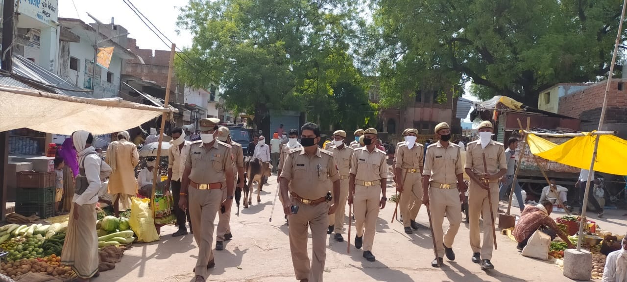 ईद पर कस्बा सरावन में गश्त करती पुलिस ईद पर कस्बा सरावन में गश्त करती पुलिस