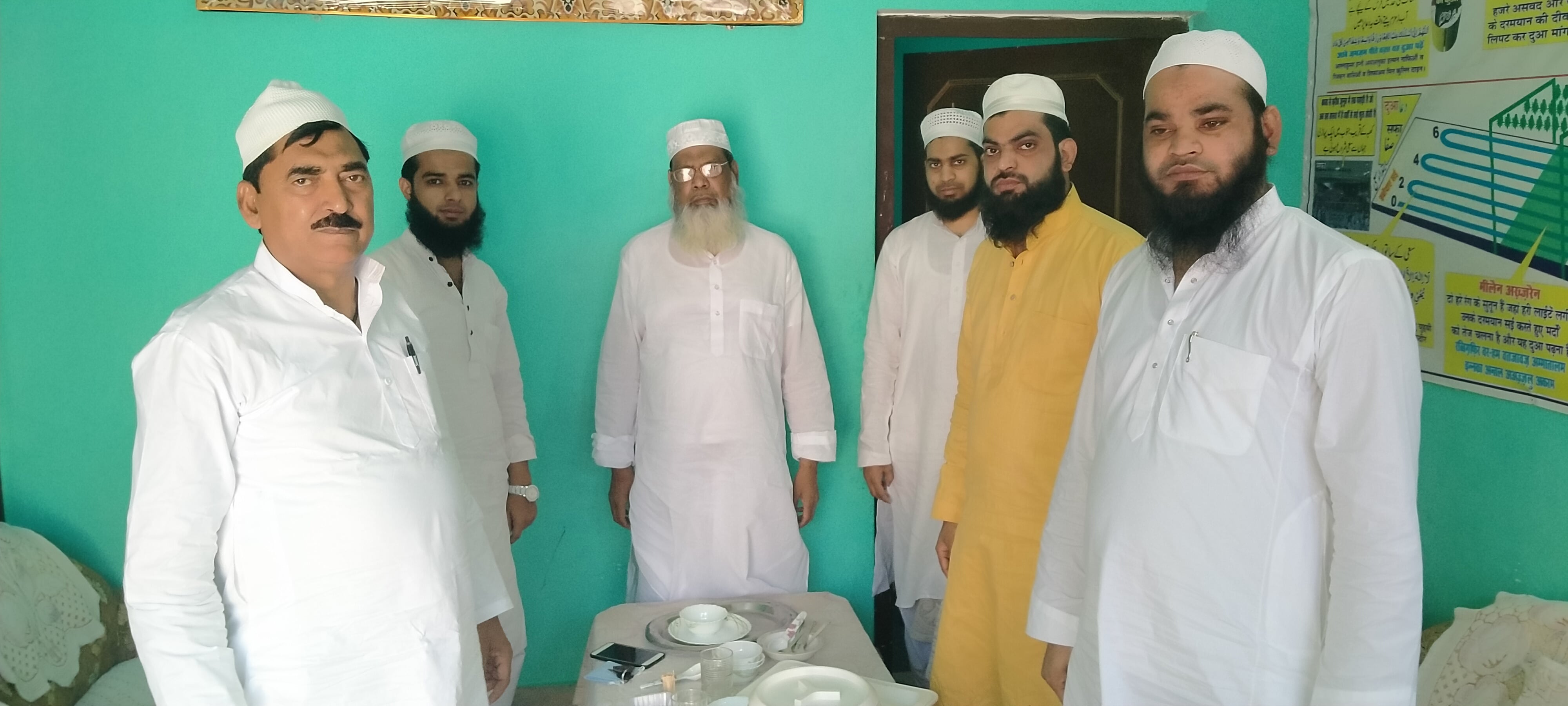 धामपुर में ईद की मुबारकबाद देते शहर इमाम मुफ्ती कमर कासमी।