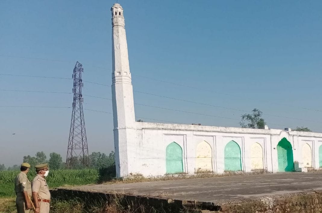 भोपा में ईदगाह पर तैनात पुलिसकर्मी। भोपा में ईदगाह पर तैनात पुलिसकर्मी।